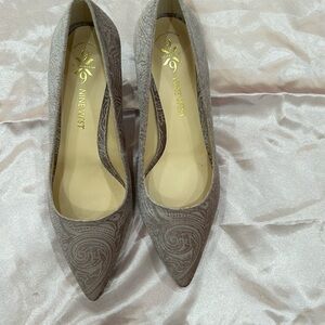 Beautiful Nine West Rose shoes size 8.5 Brand New.